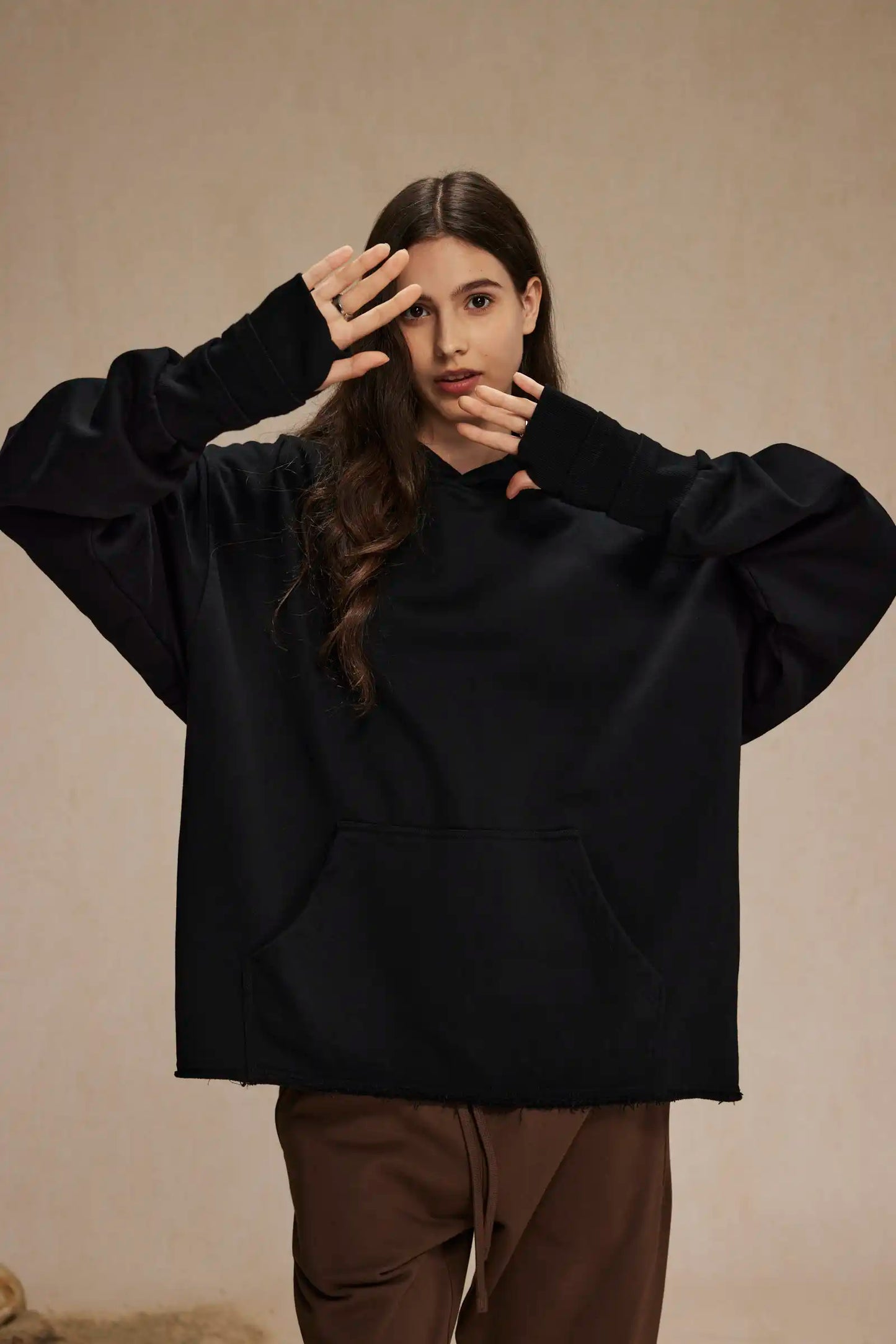 Hand-sleeve hoodie with folded threads