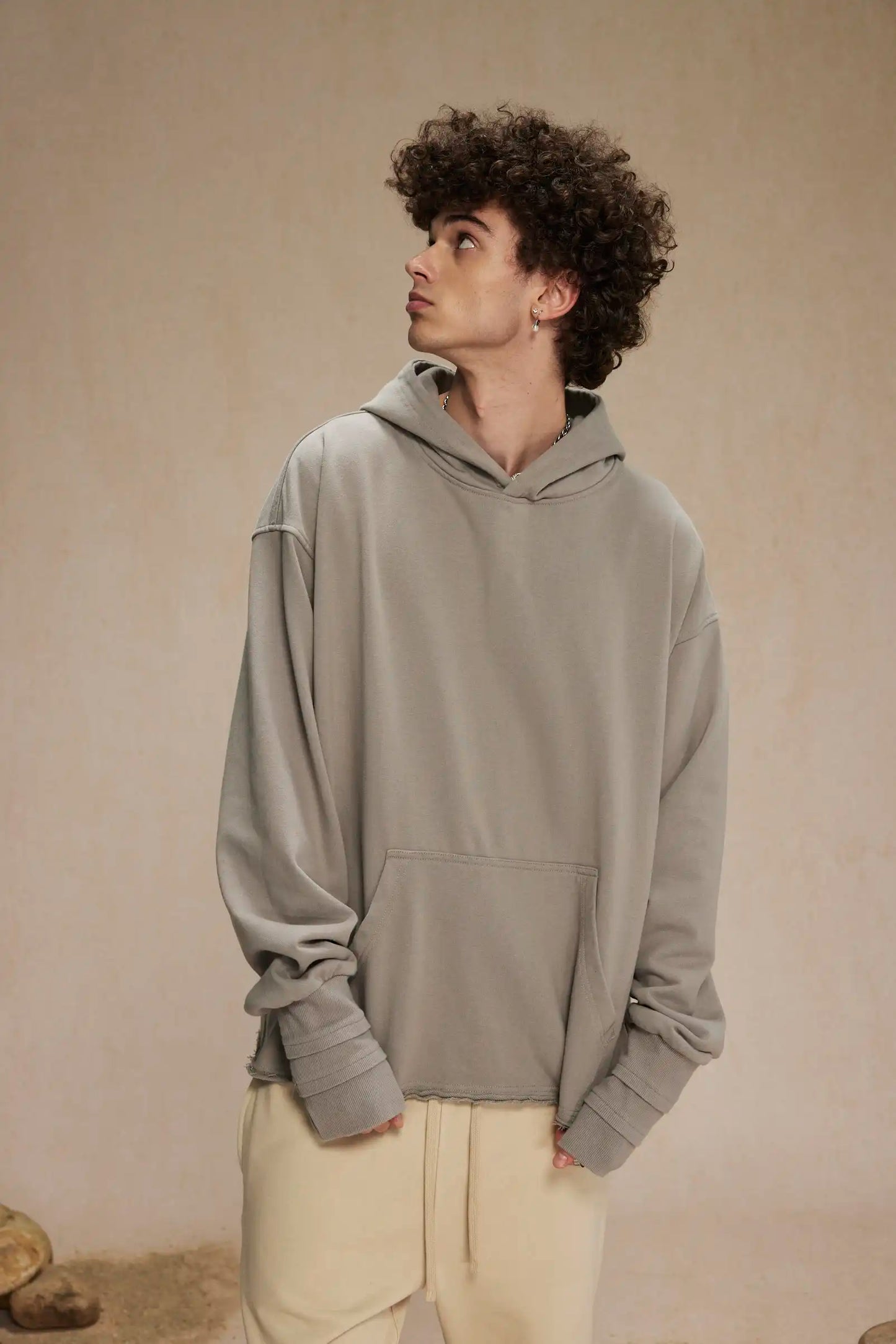 Hand-sleeve hoodie with folded threads