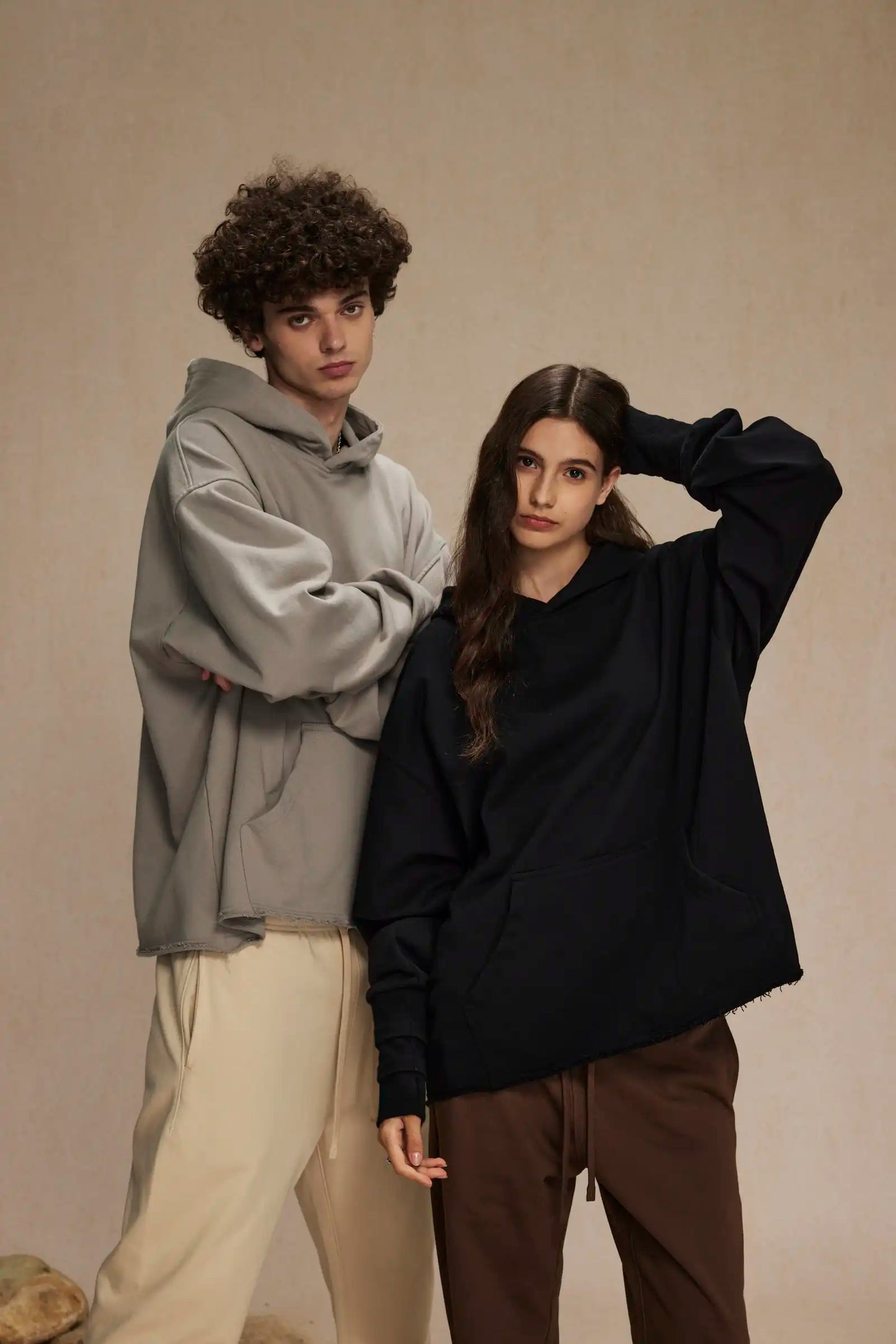 Hand-sleeve hoodie with folded threads