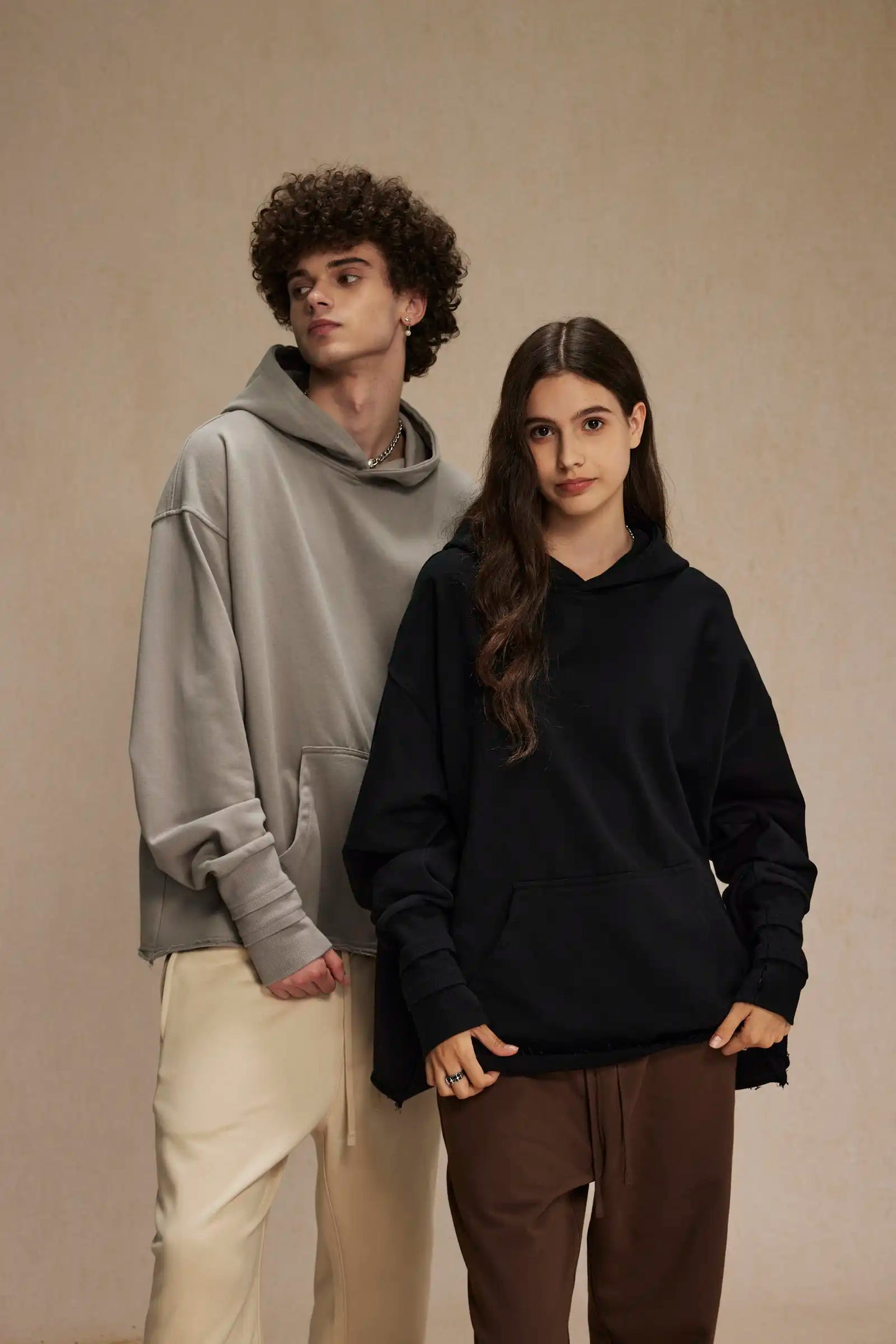 Hand-sleeve hoodie with folded threads